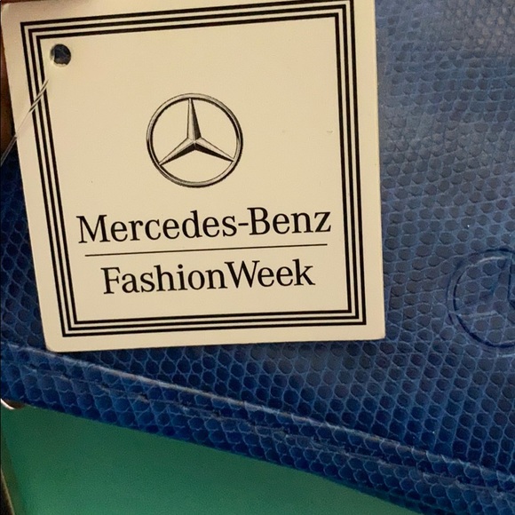Fashion Week Mercedes Benz iPad Cover NEW - Picture 3 of 4